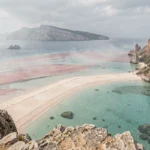Vue panoramique de la lagune de Balos en Crète avec ses eaux turquoise et ses bancs de sable ivoire enveloppés de brume mystérieuse
